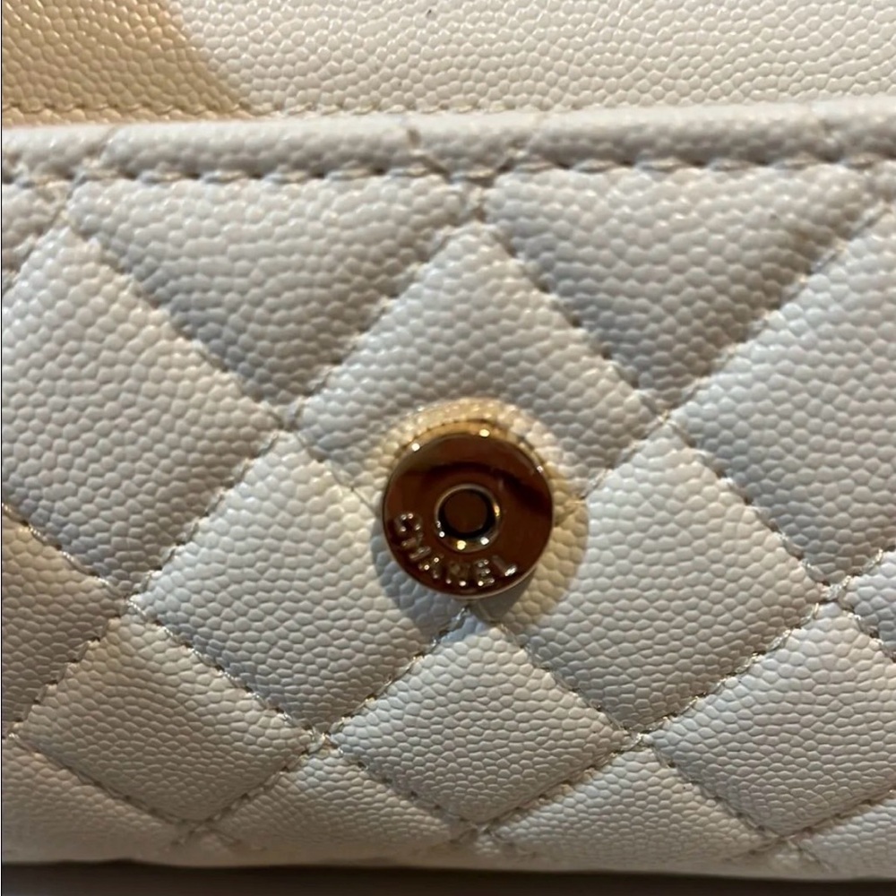 Chanel Makeup Bag white color with Gold hardware - Picture 3 of 4